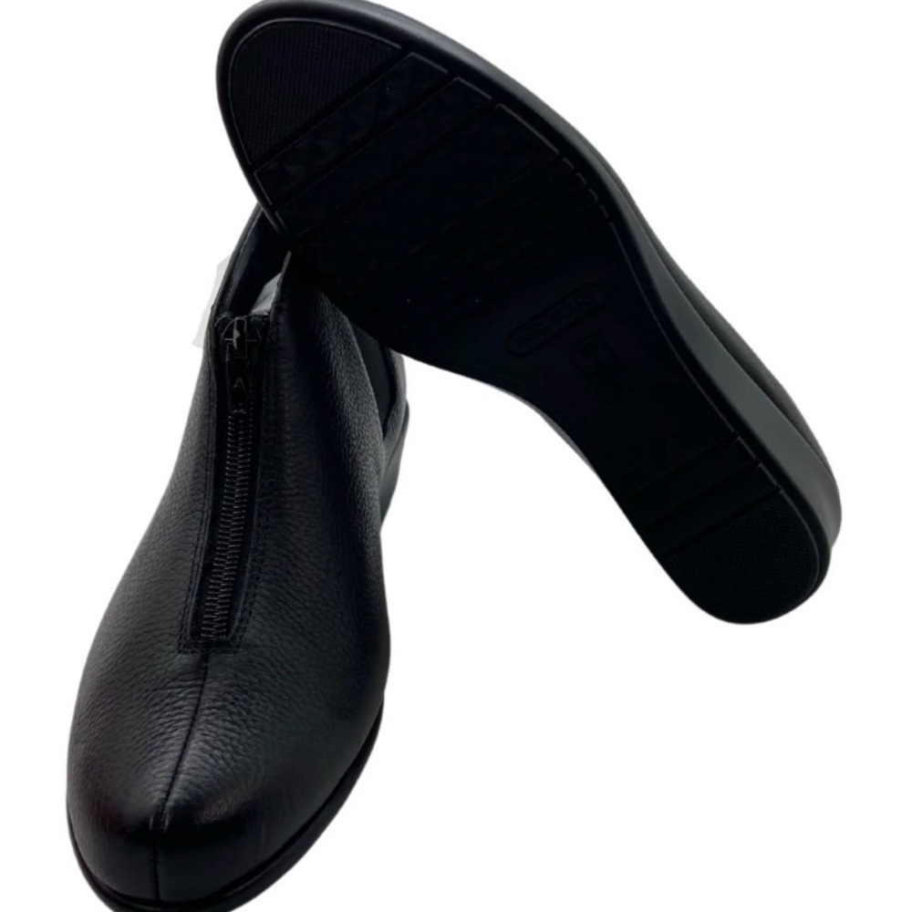 AEROSOLES Women’s Black Leather Zip-Front Slip-On Loafers